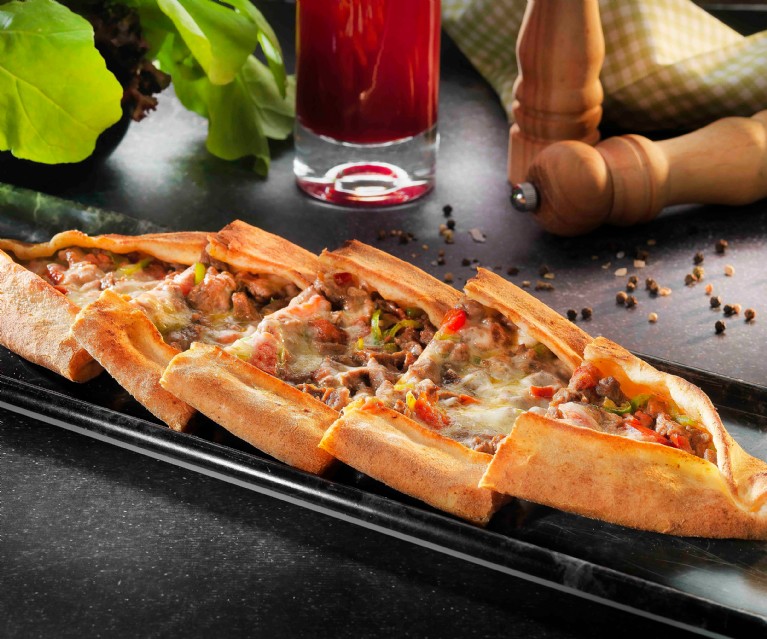 Kuşbaşılı Kaşarlı Pide